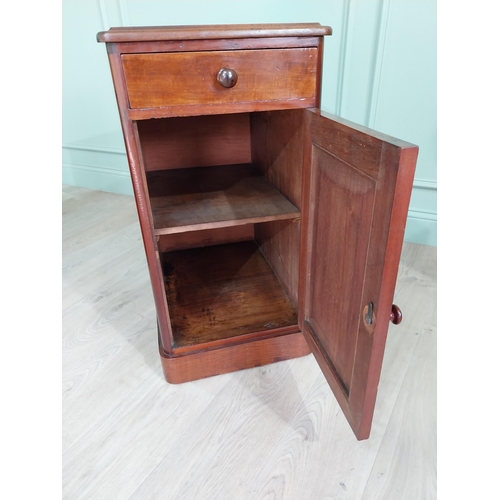 959 - Pair of good quality 19th C. mahogany bedside cabinets with single drawer over single blind door {77... 