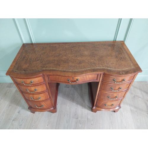 1185 - Good quality mahogany knee hole desk with eight short drawers and one long drawer in frieze raised o... 