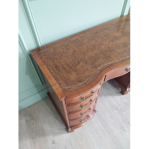 1185 - Good quality mahogany knee hole desk with eight short drawers and one long drawer in frieze raised o... 