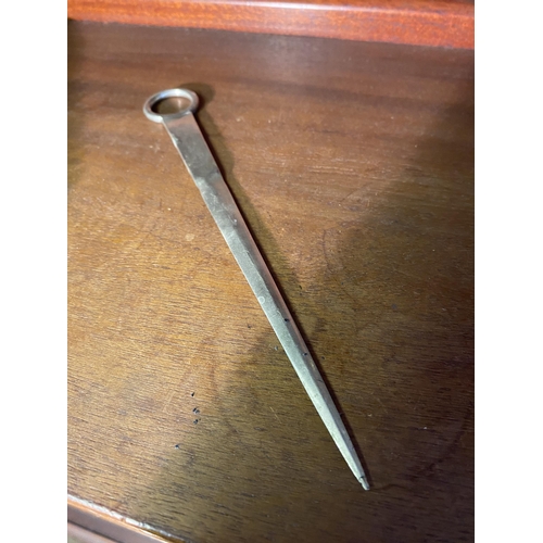 31 - English silver letter opener {20 cm L}.