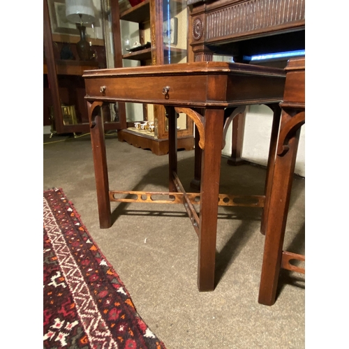 90 - Pair of good quality mahogany bedside tables with inset glass tops raised on square legs in the Chip... 