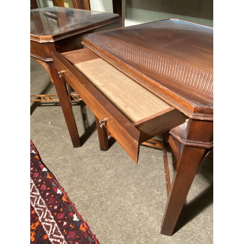 90 - Pair of good quality mahogany bedside tables with inset glass tops raised on square legs in the Chip... 