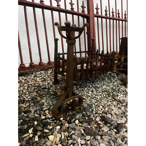 916 - Cast iron fire grate {46 cm H x 80 cm W x 46 cm D}.