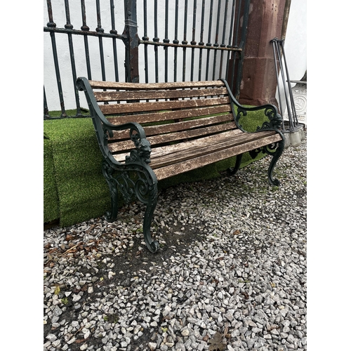 934 - Cast alloy garden bench with wooden slats {80 cm H x 126 cm W x 80 cm D}.