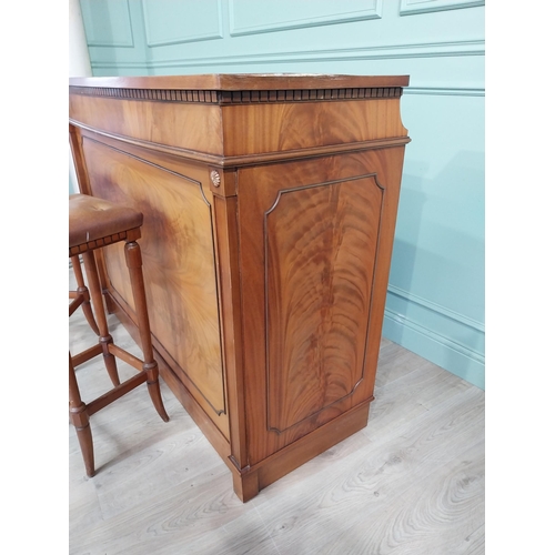 391 - Mahogany home bar counter with shaped reeded front with two mahogany and leather upholstered stools ... 