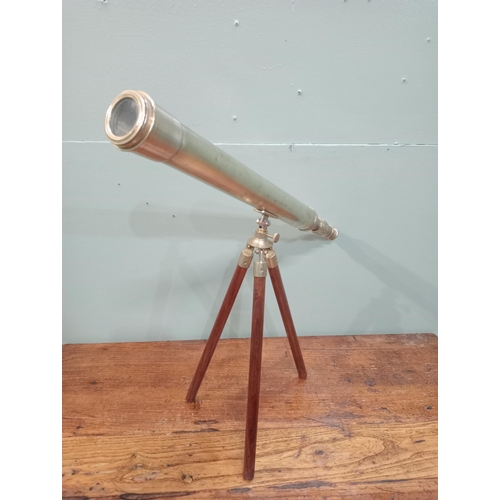 249 - Brass table telescope on mahogany tripod. {H 48cm x W 60cm x D 20cm}. NOT AVAILABLE TO VIEW IN PERSO... 