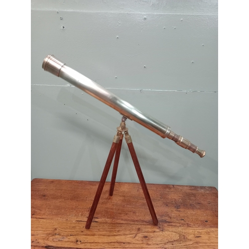 249 - Brass table telescope on mahogany tripod. {H 48cm x W 60cm x D 20cm}. NOT AVAILABLE TO VIEW IN PERSO... 