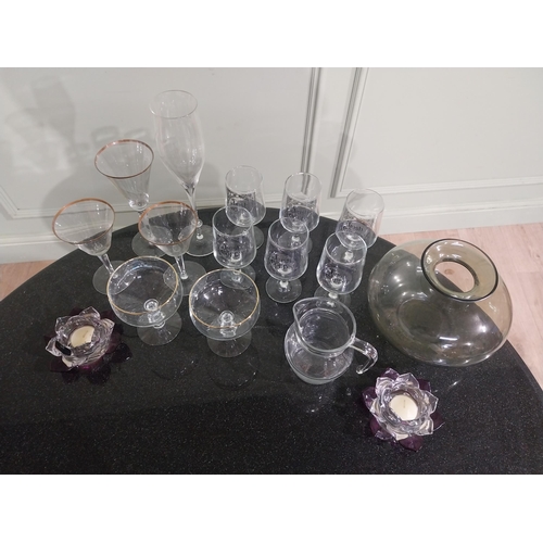 354 - Miscellaneous collection of glassware.