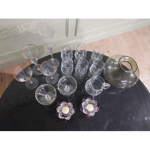 354 - Miscellaneous collection of glassware.