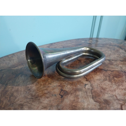 371 - Edwardian brass bugle. {16 cm H x 28 cm W x 10 cm D}.