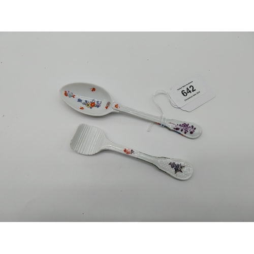 642 - Unmarked Meissen child�s spoon {14 cm L} and  food pusher {11 cm } decorated with hand painted flowe... 