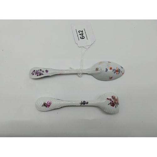 642 - Unmarked Meissen child�s spoon {14 cm L} and  food pusher {11 cm } decorated with hand painted flowe... 