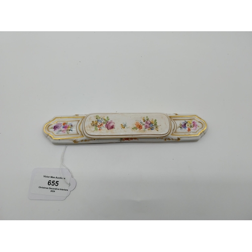 655 - 19th C. Meissen gilded knife rest decorated with hand painted  flowers. {2 cm h x 19 cm L}. Undergla... 