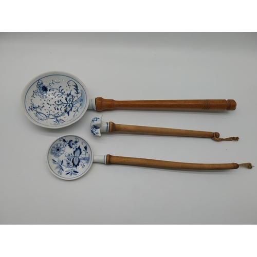 676 - Set of eight wooden handled unmarked Meissen style blue and white Onion patterned ceramic kitchen ut... 