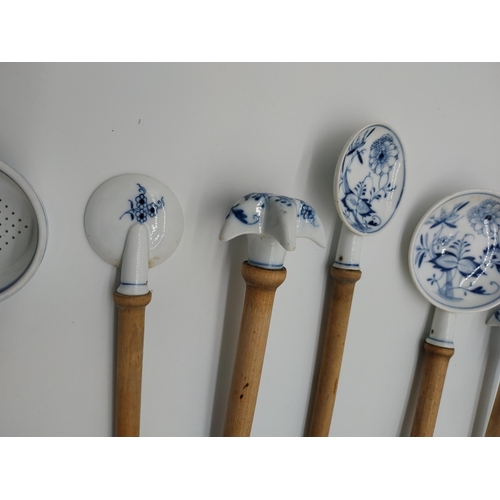 676 - Set of eight wooden handled unmarked Meissen style blue and white Onion patterned ceramic kitchen ut... 