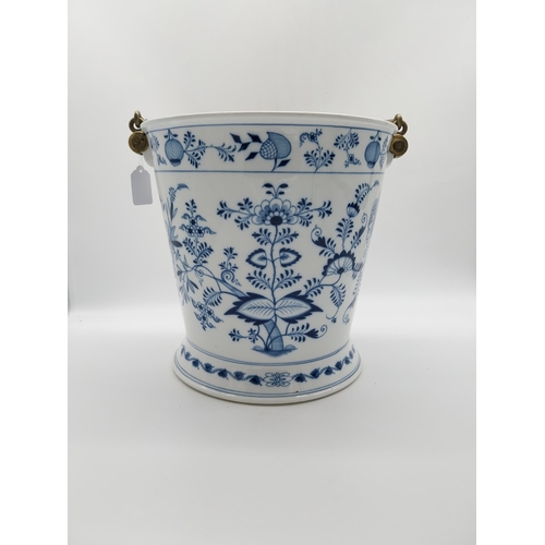 677 - 20th C. Meissen blue and white Onion Pattern ice bucket with wooden and brass handle. {49cm H x 33 c... 