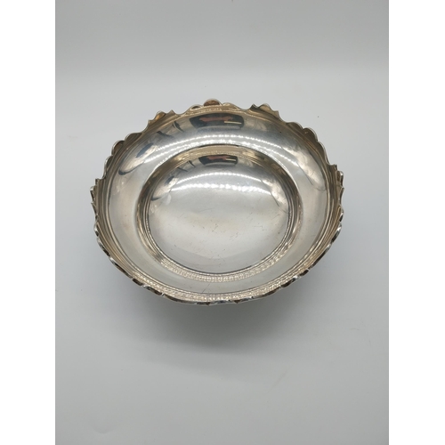 761 - English silver fruit dish. Hallmarked in Chester 1922. Makers : Sharman D Neill, Sharman D Neill Ltd... 