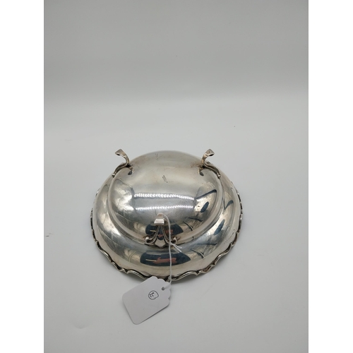 761 - English silver fruit dish. Hallmarked in Chester 1922. Makers : Sharman D Neill, Sharman D Neill Ltd... 