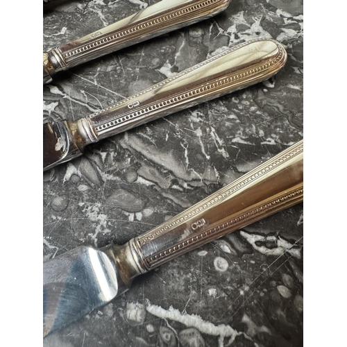 1016 - Set of six English silver dessert knives, bead pattern. Hallmarked in Sheffield 1975. Makers: Willia... 