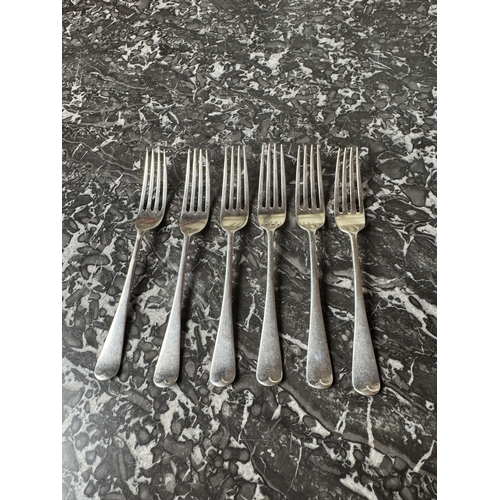 1019 - Set of six English silver dessert forks, Hanoverian pattern. Hallmarked in Shefffield 1928. Makers: ... 