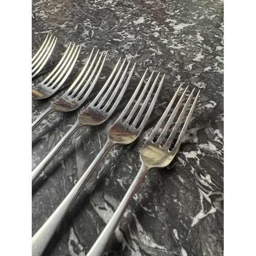 1019 - Set of six English silver dessert forks, Hanoverian pattern. Hallmarked in Shefffield 1928. Makers: ... 