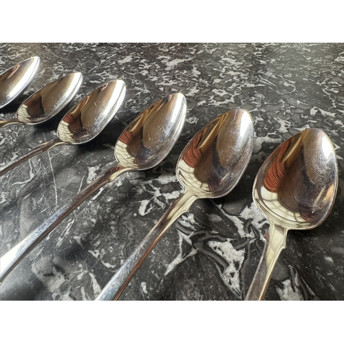 1020 - Set of six English silver dessert spoons, fiddle back pattern. Hallamrked in London 1811 - 12 { 3 } ... 