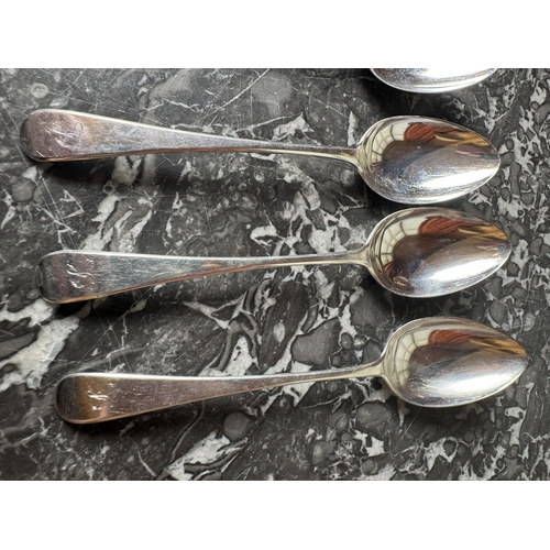 1021 - Set of six English silver dessert spoons, Old English pattern. Hallmarked in Sheffield 1886 - 87. Ma... 