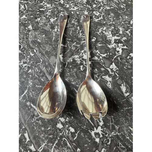 1024 - Pair of English silver salad servers, Old English pattern. Hallmarked in Chester 1921 - 22. Makers: ... 