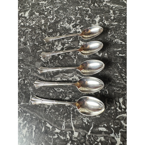 1027 - Set of five English silver tea spoons, Albany pattern. Hallmarked in Sheffield 1889 - 90. Makers: Ha... 