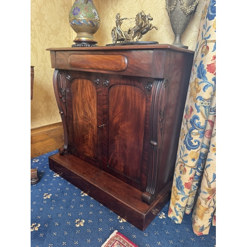 122 - Good quality William IV flamed mahogany side cabinet with single drawer above two blind doors. {90 c... 