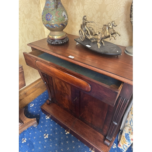 122 - Good quality William IV flamed mahogany side cabinet with single drawer above two blind doors. {90 c... 