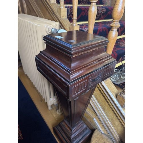 173 - Edwardian mahogany pedestal. {90 cm H x 30 cm W x 30 cm D}.