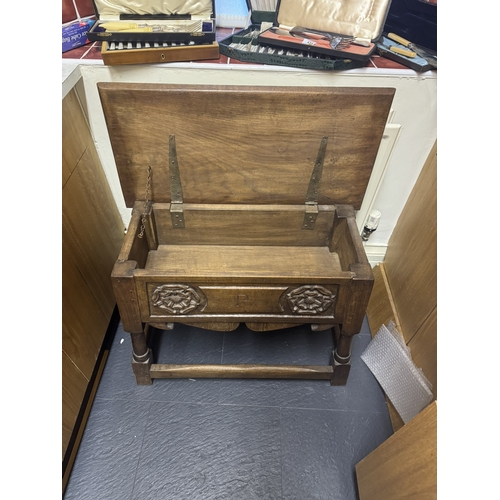 476 - Early 20th C. Oak coffer with lift up lid,raised  on turned legs. {61 cm H x 75 cm W x 40 cm D}.