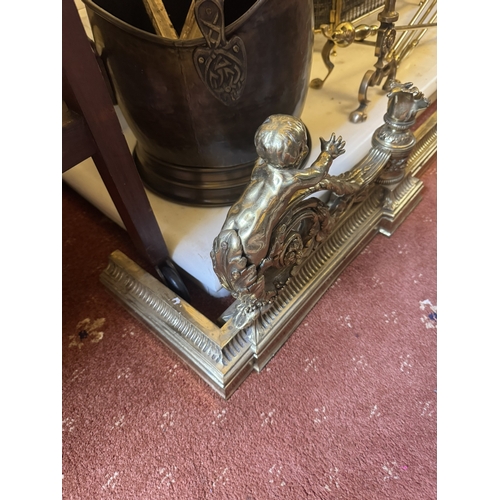 508 - Exceptional quality French brass extendable fire fender decorated with cherubs. {28 cm H x 180 cm W ... 