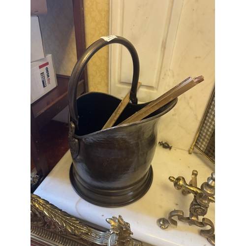 511 - Edwardian brass coal helmet. {50 cm H x 38 cm W x 28 cm D}.