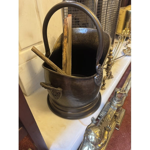 511 - Edwardian brass coal helmet. {50 cm H x 38 cm W x 28 cm D}.