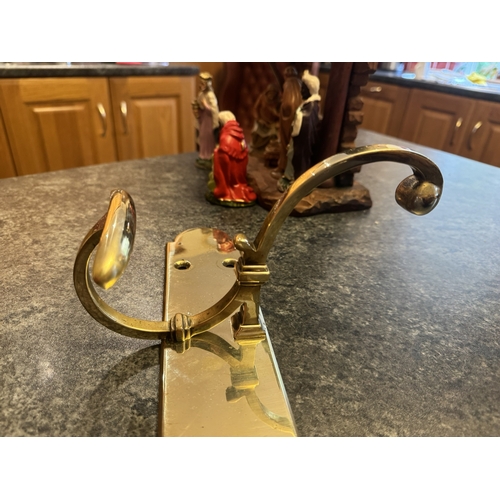 550 - Good quality Edwardian brass hat and coat rack. {22 cm H x 54 cm W x 13 cm D}.