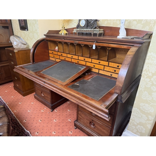 632 - Very fine quality 19th. C. mahogany cylinder top writing desk, the gallery back above the cylinder t... 