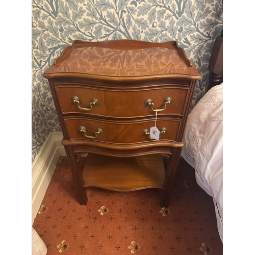 686 - Pair of good quality 20th. C. mahogany serpentine fronted bedside chests with two short drawers and ... 