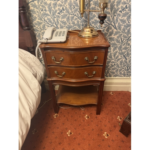 686 - Pair of good quality 20th. C. mahogany serpentine fronted bedside chests with two short drawers and ... 