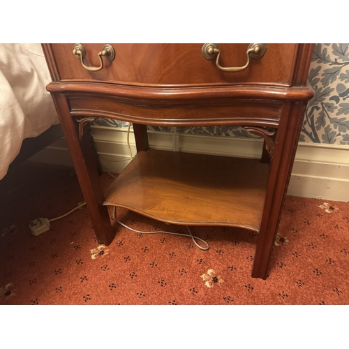 686 - Pair of good quality 20th. C. mahogany serpentine fronted bedside chests with two short drawers and ... 