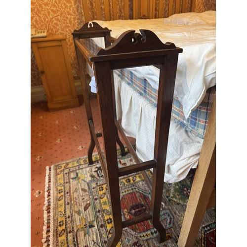 700 - Edwardian mahogany towel rail. { 80cm H X 55cm W X 27cm D }.