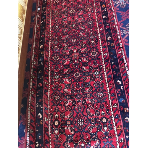 761 - Good quality Hosseimabad hand knotted pure wool carpet runner. { 410cm L X 87cm W }.