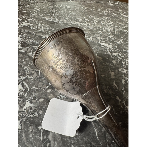 984 - English silver wine funnel. Hallmarked in London 1808 - 09. Makers Mark E. Wt: 134grms. { 15cm H }.