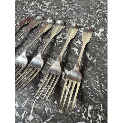 995 - Set of six Irish silver dinner forks. Hallmarked in Dublin 1815. Makers: Samuel Neville. Wt: 386grms... 