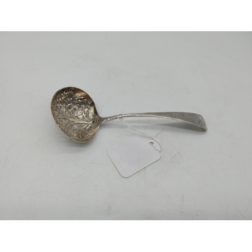 1001 - English silver sifter ladle. Hallmarked in London. Maker William Sumner I. 1799- 1800. Wt: 35grms. {... 