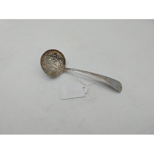 1001 - English silver sifter ladle. Hallmarked in London. Maker William Sumner I. 1799- 1800. Wt: 35grms. {... 