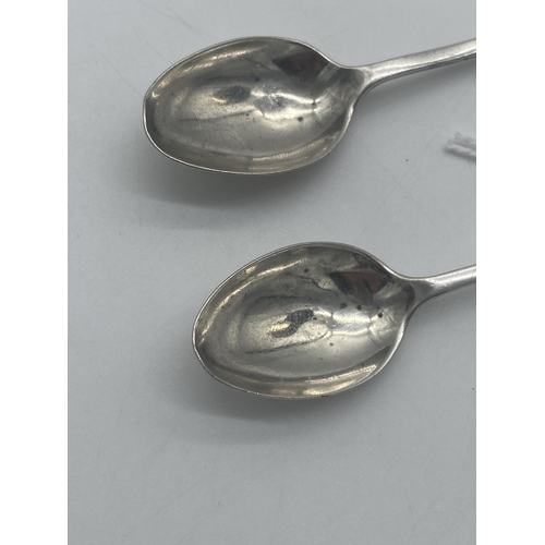 1013 - Pair of English silver tea spoons. Hallmarked in Sheffield. Maker: Joseph Rodgers & Sons { subsequen... 