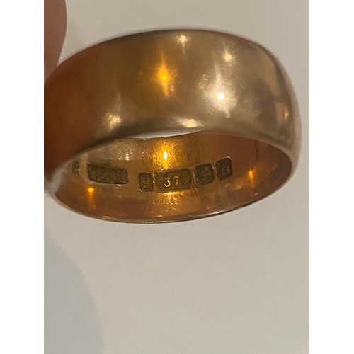 1033 - 9ct. Gold wedding band. Size P.