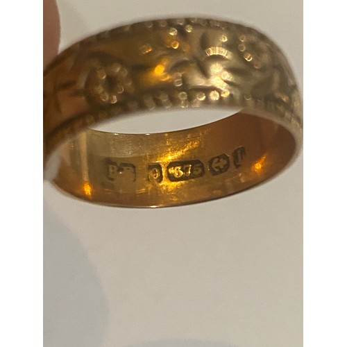 1034 - 9ct. Gold wedding band decorated with flowers and foliage. Size Q.